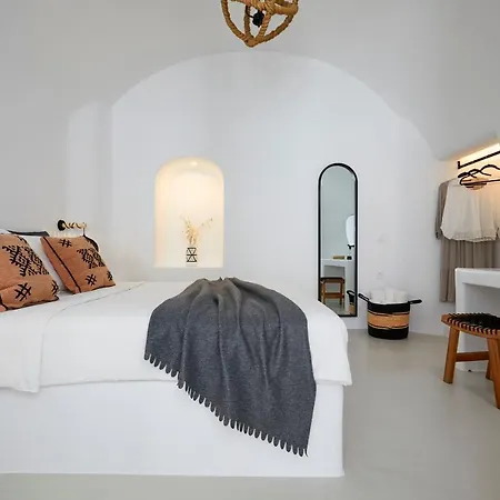 Blue Art Caves Vila Oia