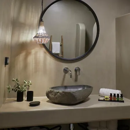 Blue Art Caves فيلة