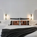 فيلة Blue Art Caves أويا