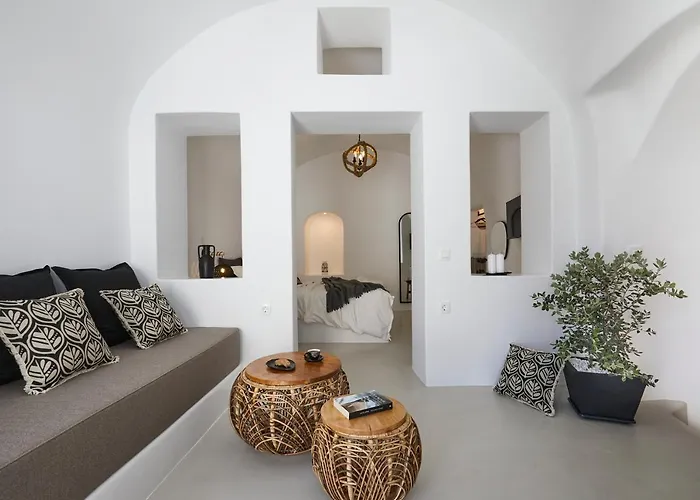 Blue Art Caves 이아